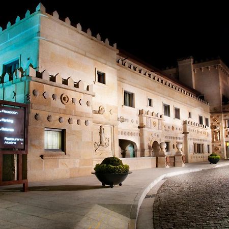 Pazo Los Escudos Hotel Spa & Resort Vigo Eksteriør billede The Palace of the Dukes of Alba, the seat of the government of the Community of Madrid.