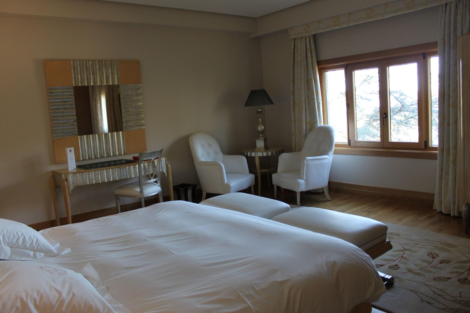 Pazo Los Escudos Hotel Spa & Resort Vigo Eksteriør billede A room at the hotel