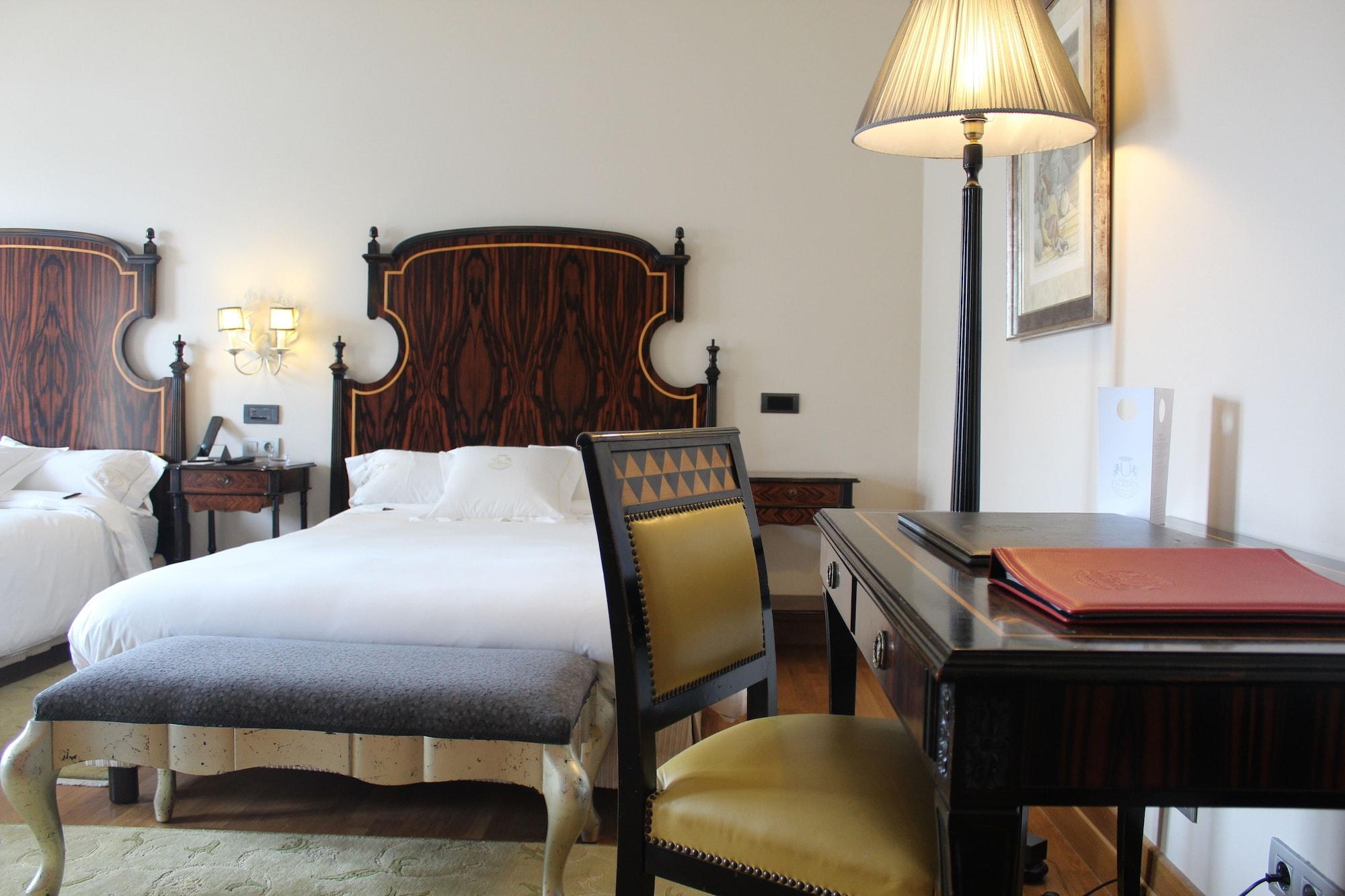 Pazo Los Escudos Hotel Spa & Resort Vigo Eksteriør billede A room at the hotel