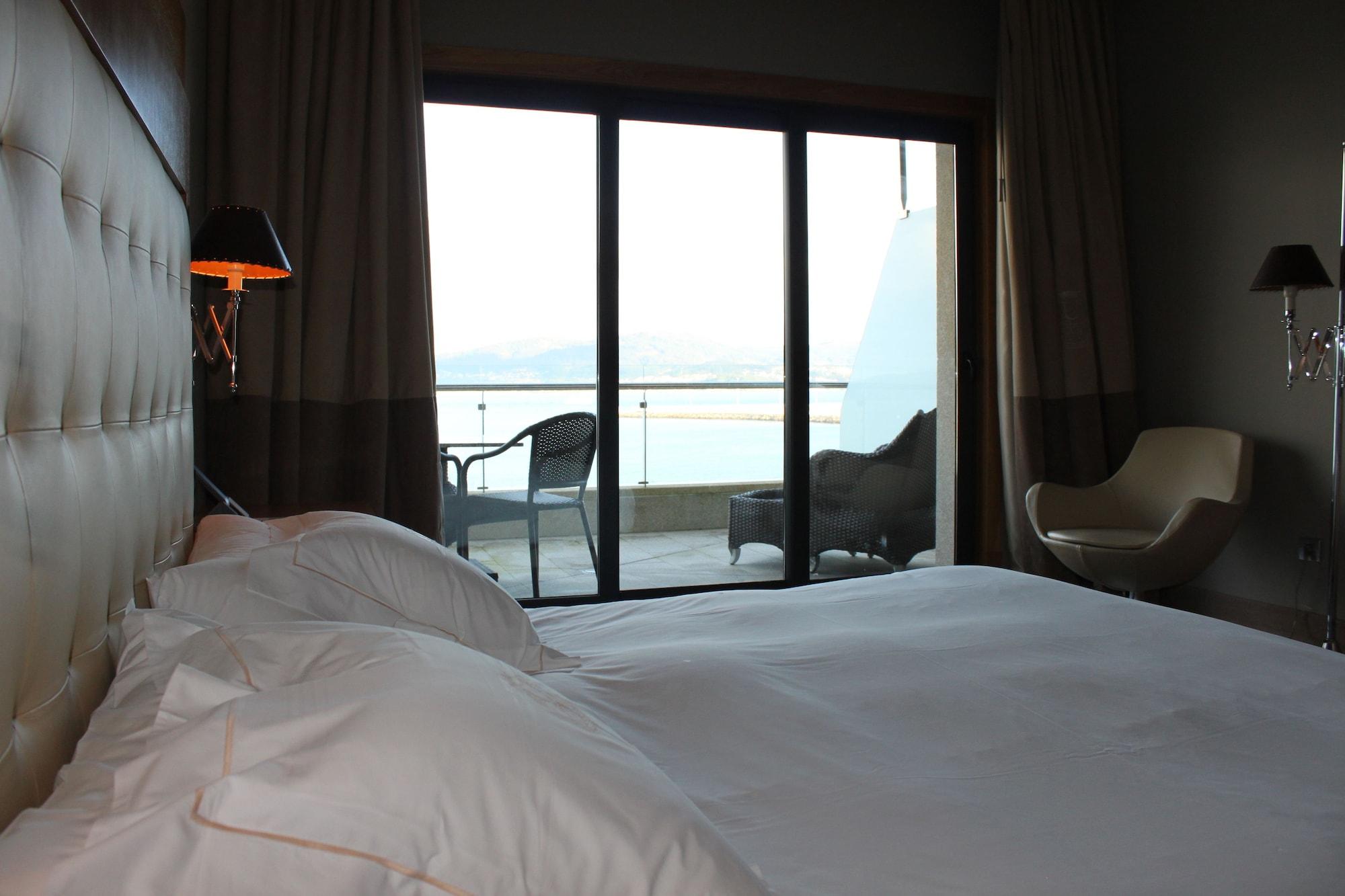 Pazo Los Escudos Hotel Spa & Resort Vigo Eksteriør billede A room at the hotel