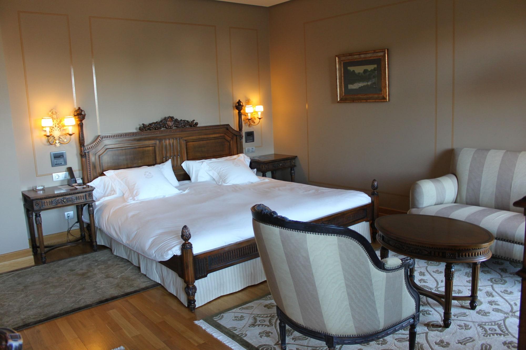 Pazo Los Escudos Hotel Spa & Resort Vigo Eksteriør billede A room at the hotel