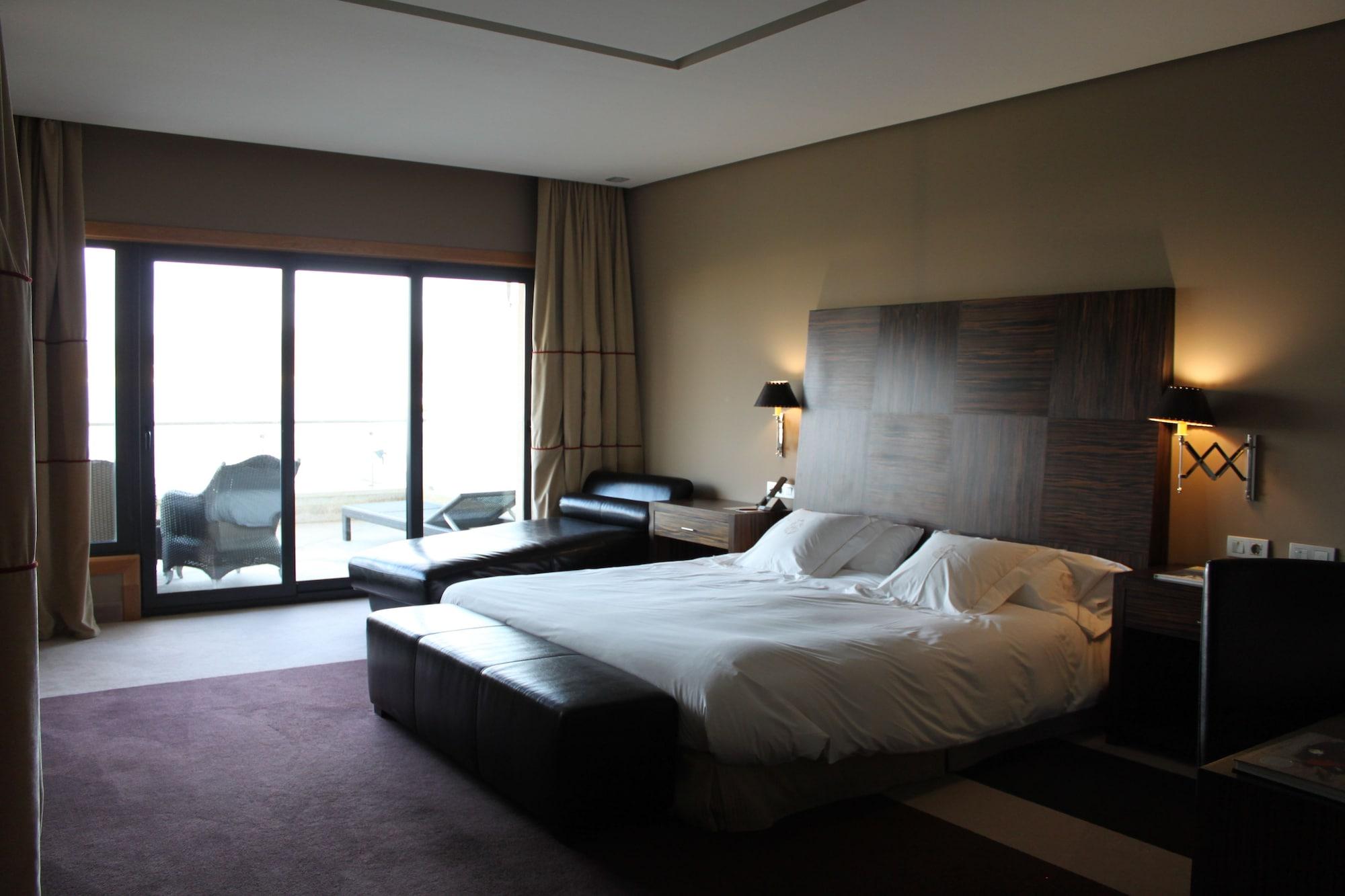 Pazo Los Escudos Hotel Spa & Resort Vigo Eksteriør billede A room at the hotel