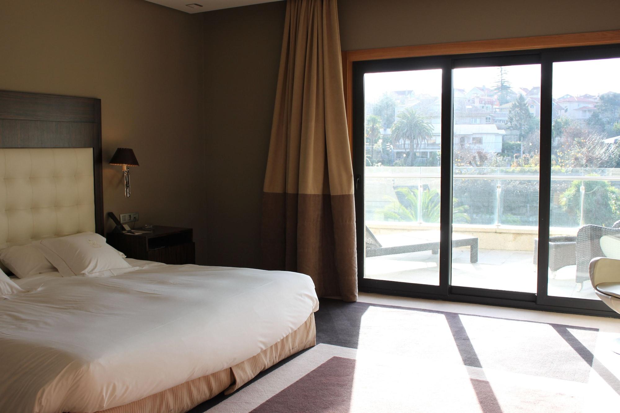 Pazo Los Escudos Hotel Spa & Resort Vigo Eksteriør billede A room at the hotel