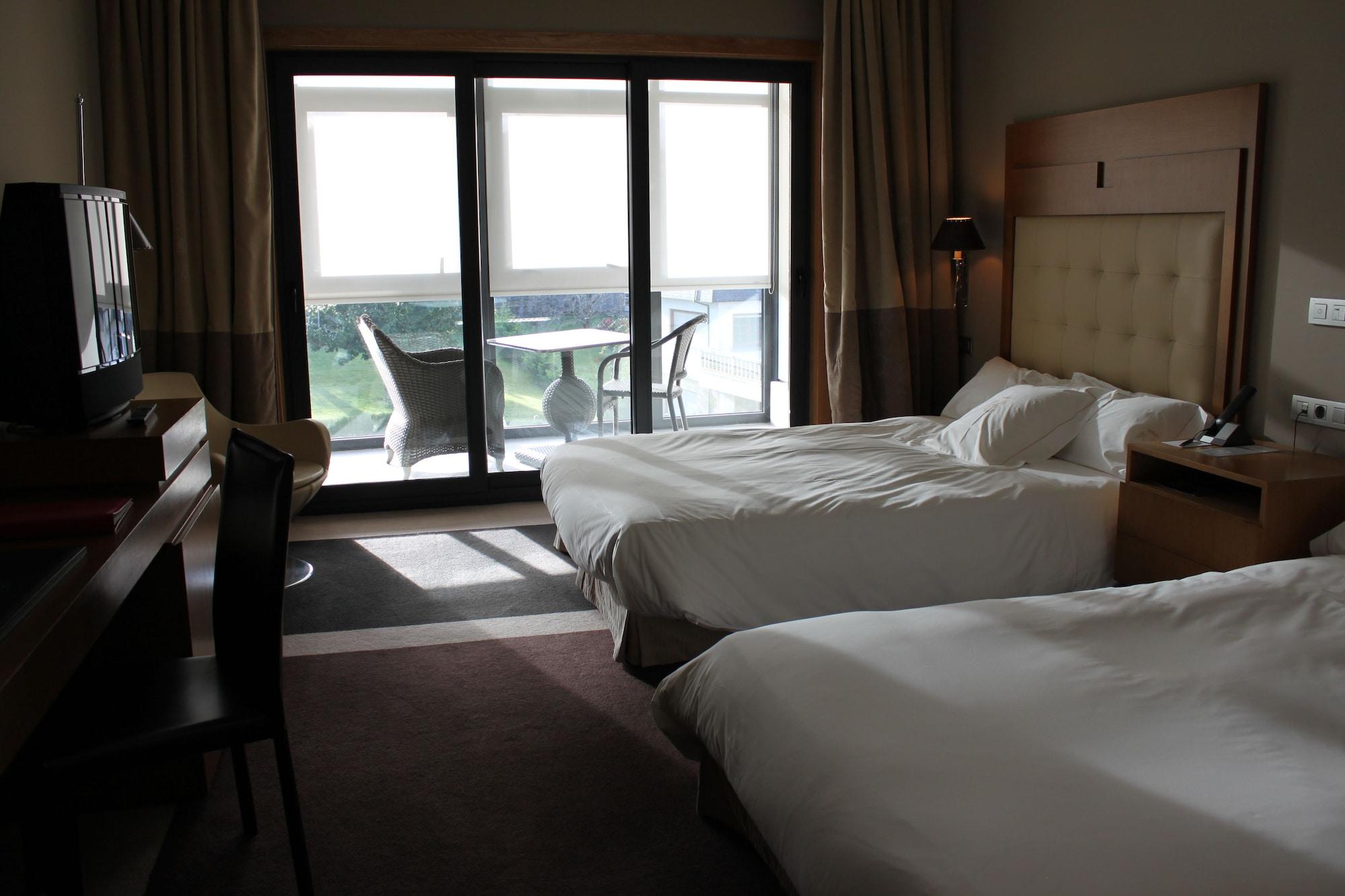 Pazo Los Escudos Hotel Spa & Resort Vigo Eksteriør billede A room at the hotel