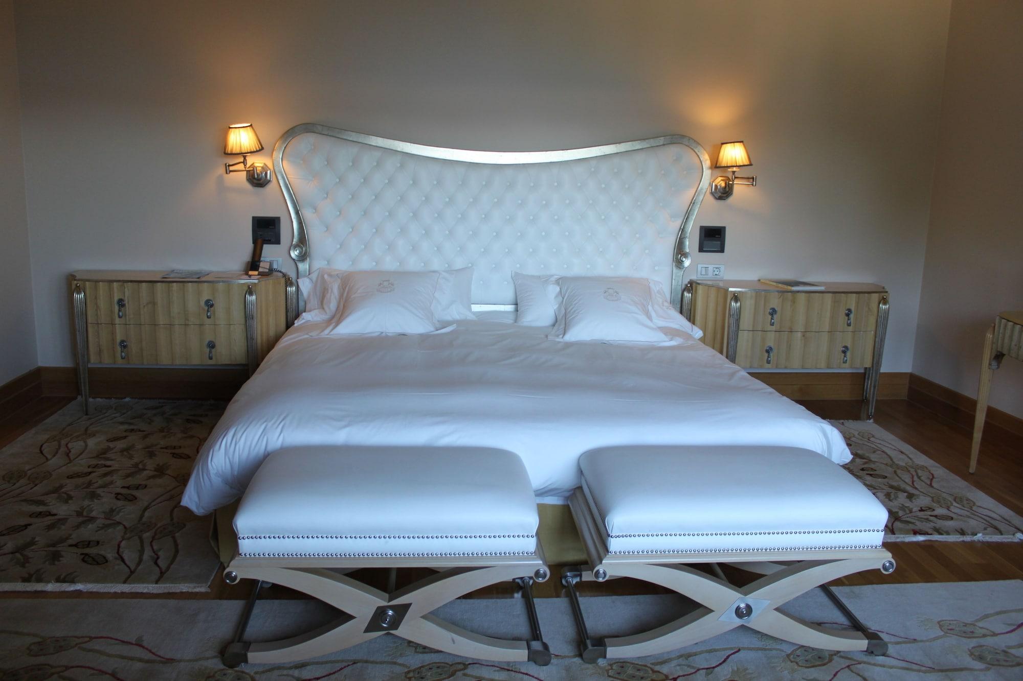 Pazo Los Escudos Hotel Spa & Resort Vigo Eksteriør billede A bed