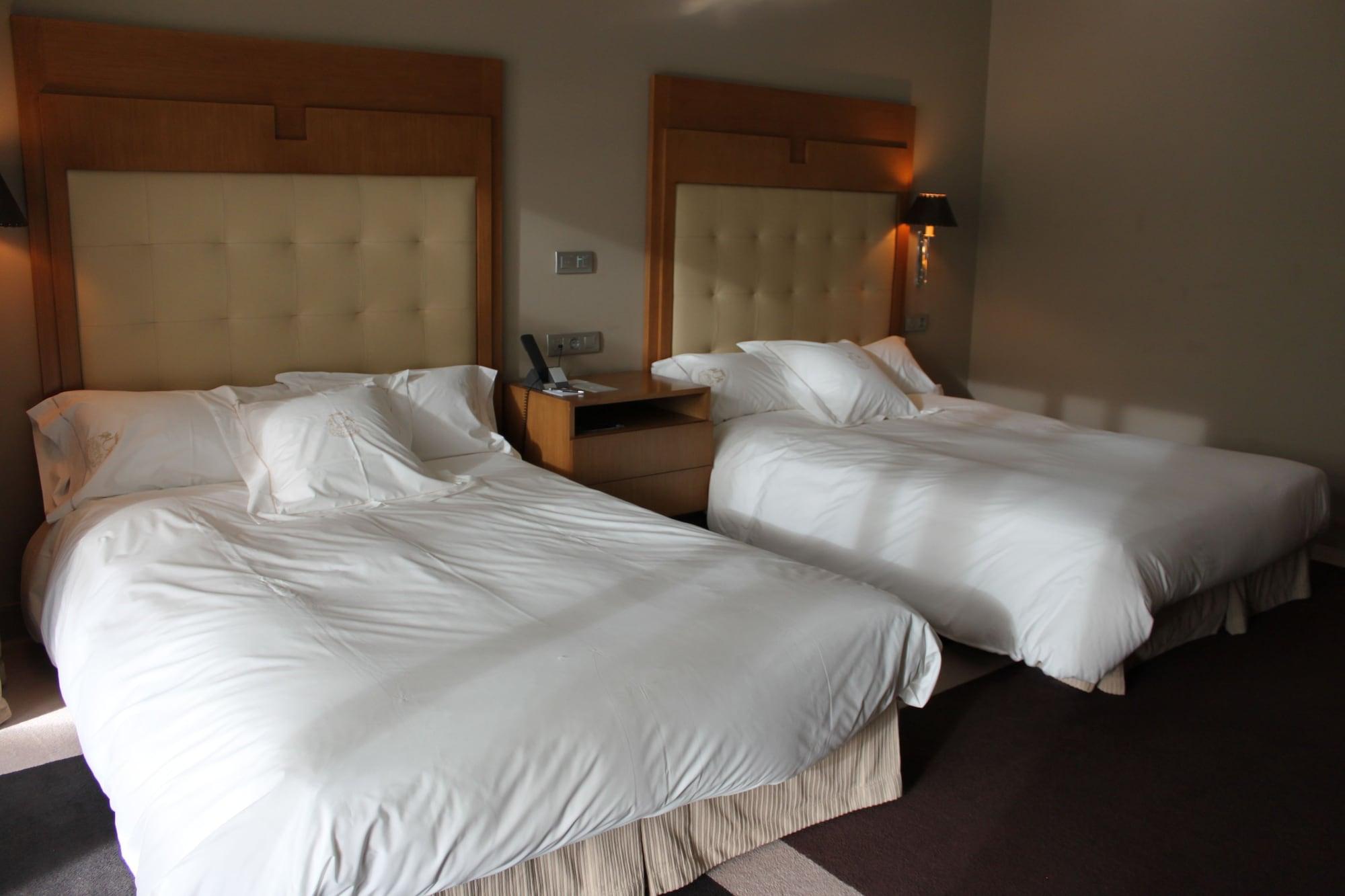 Pazo Los Escudos Hotel Spa & Resort Vigo Eksteriør billede A room at the hotel
