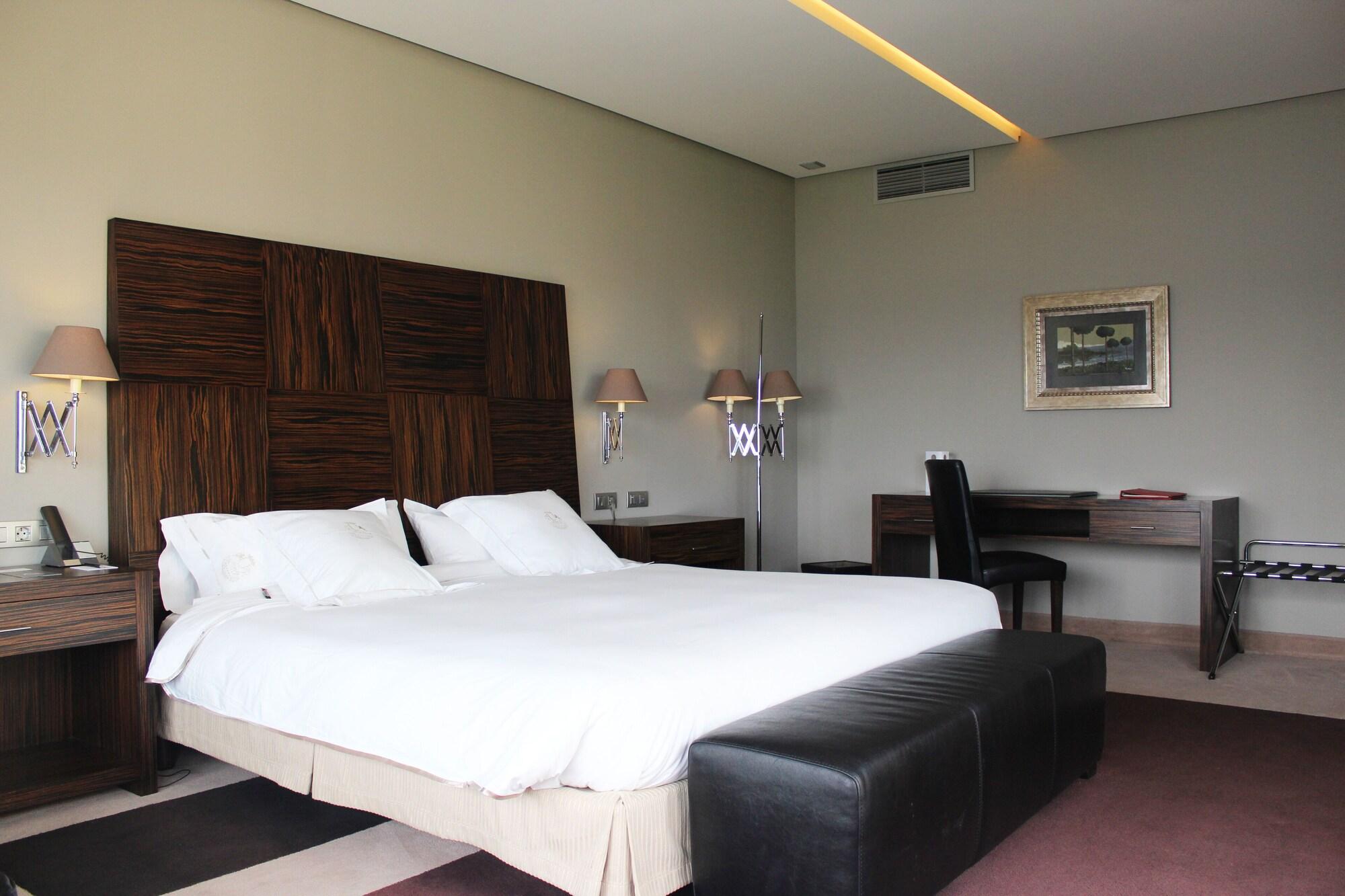 Pazo Los Escudos Hotel Spa & Resort Vigo Eksteriør billede A room at the hotel