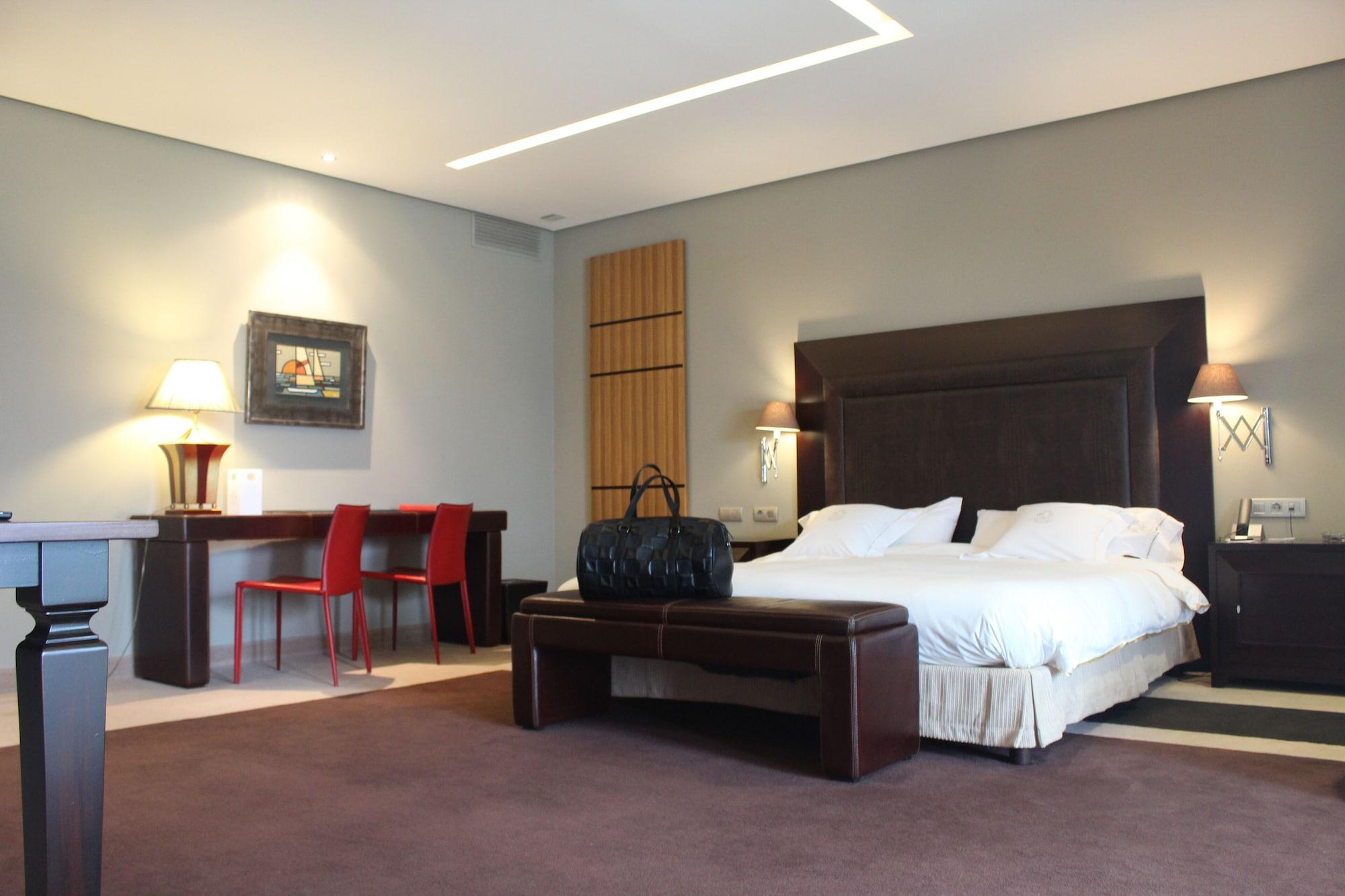 Pazo Los Escudos Hotel Spa & Resort Vigo Eksteriør billede A room at the hotel