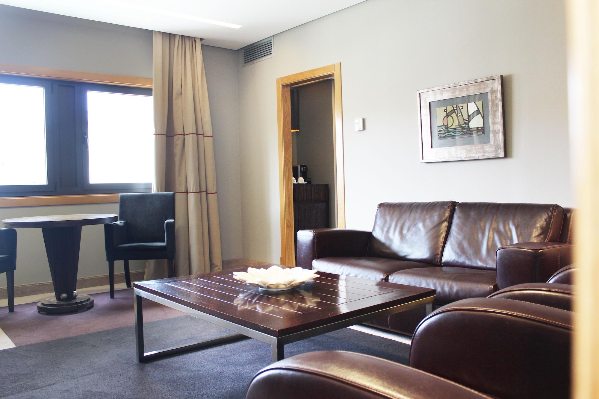 Pazo Los Escudos Hotel Spa & Resort Vigo Eksteriør billede A living room in a hotel suite