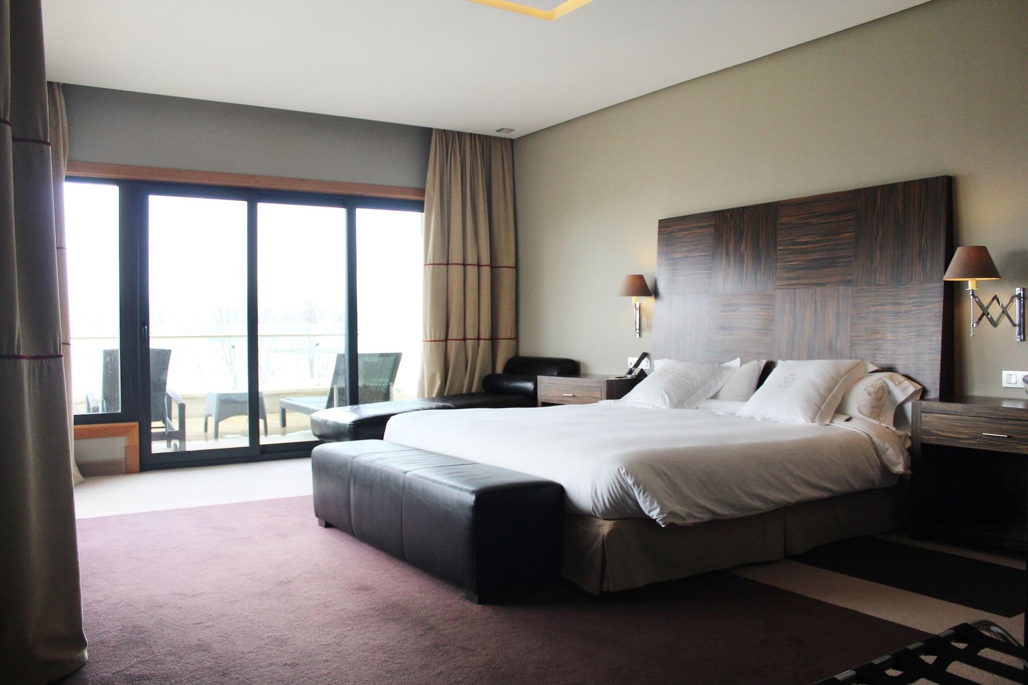 Pazo Los Escudos Hotel Spa & Resort Vigo Eksteriør billede A room at the hotel