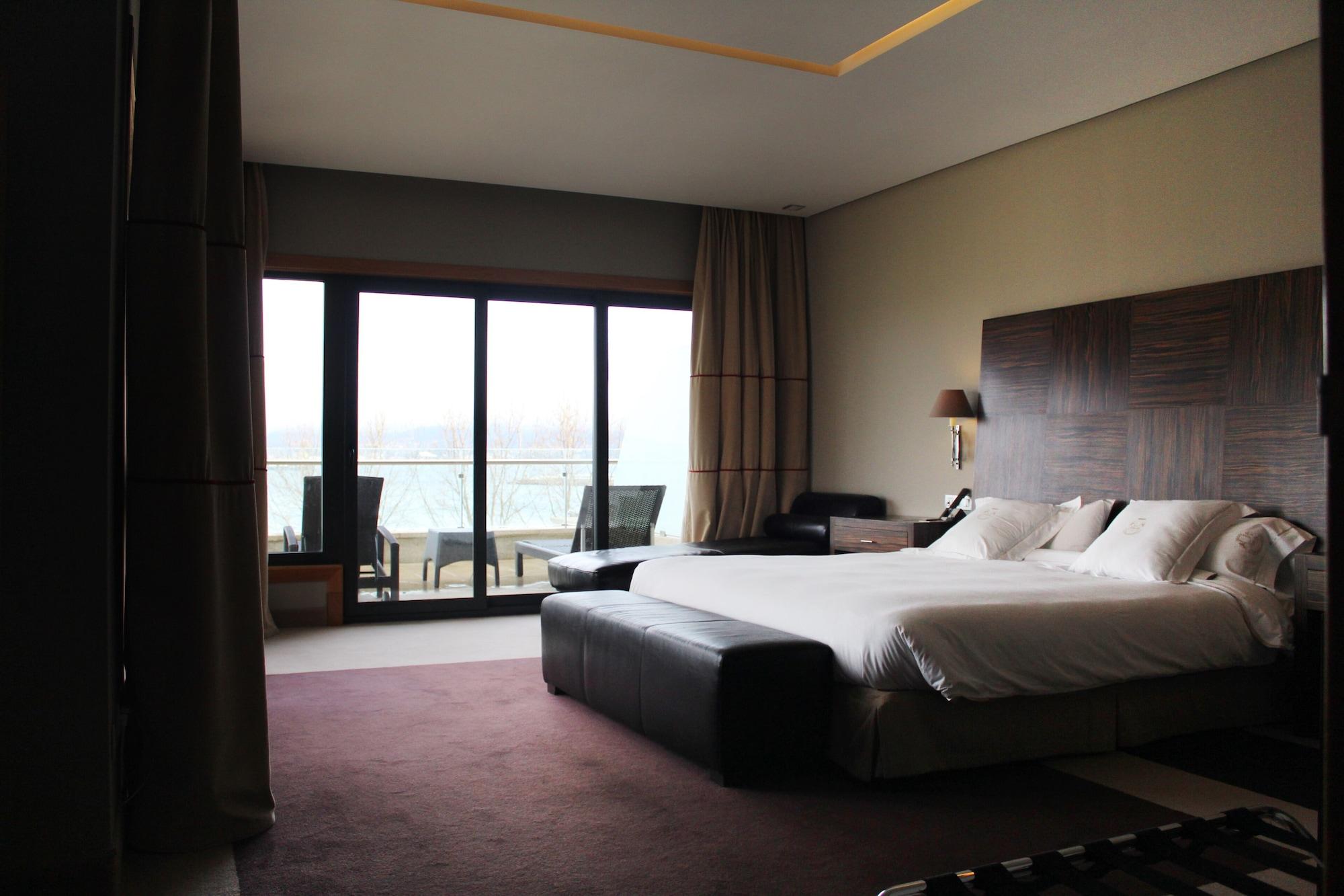 Pazo Los Escudos Hotel Spa & Resort Vigo Eksteriør billede A room at the hotel