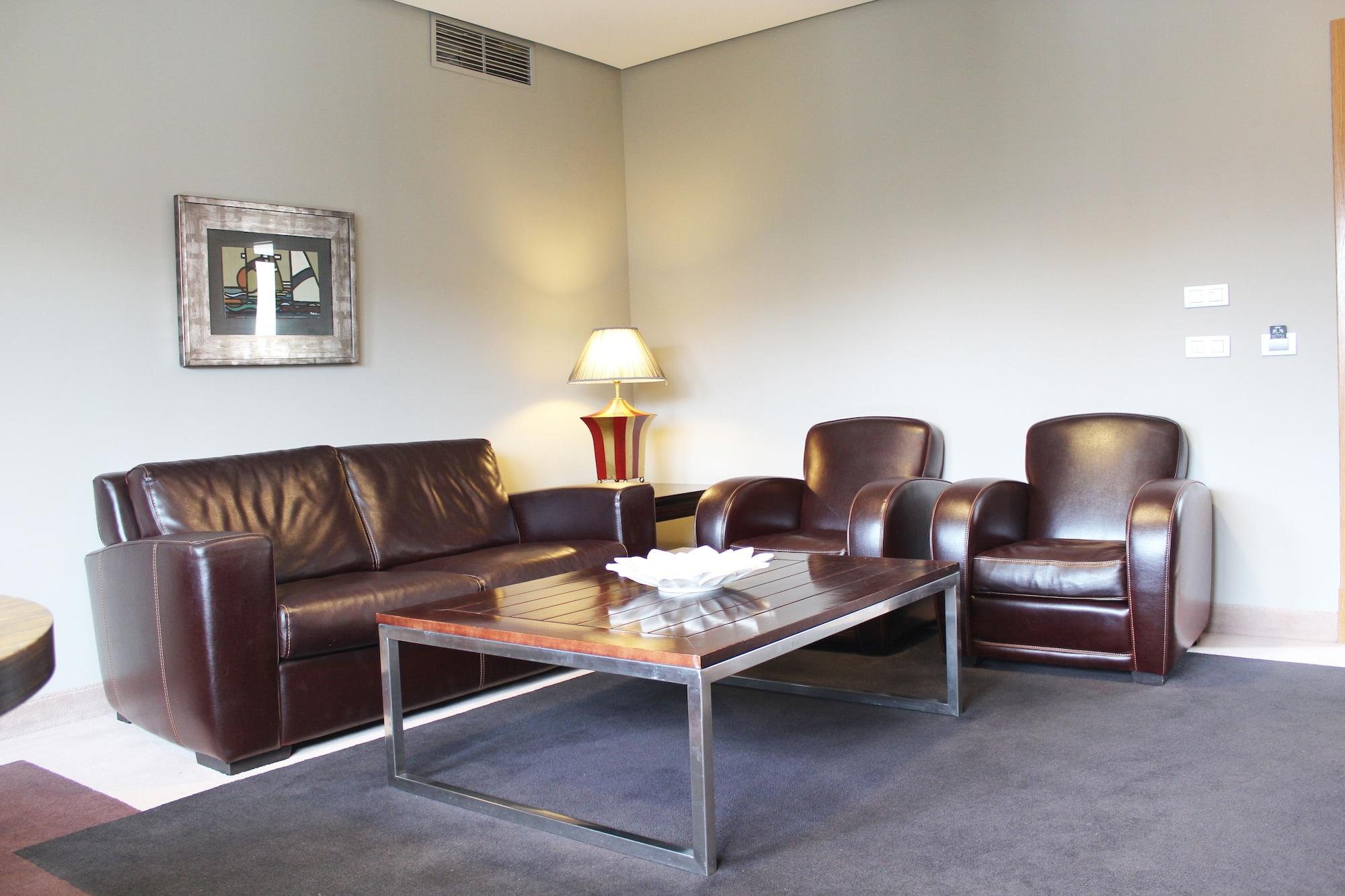 Pazo Los Escudos Hotel Spa & Resort Vigo Eksteriør billede A living room with leather furniture