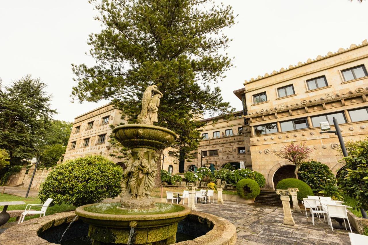 Pazo Los Escudos Hotel Spa & Resort Vigo Eksteriør billede Fountain in the courtyard of the hotel