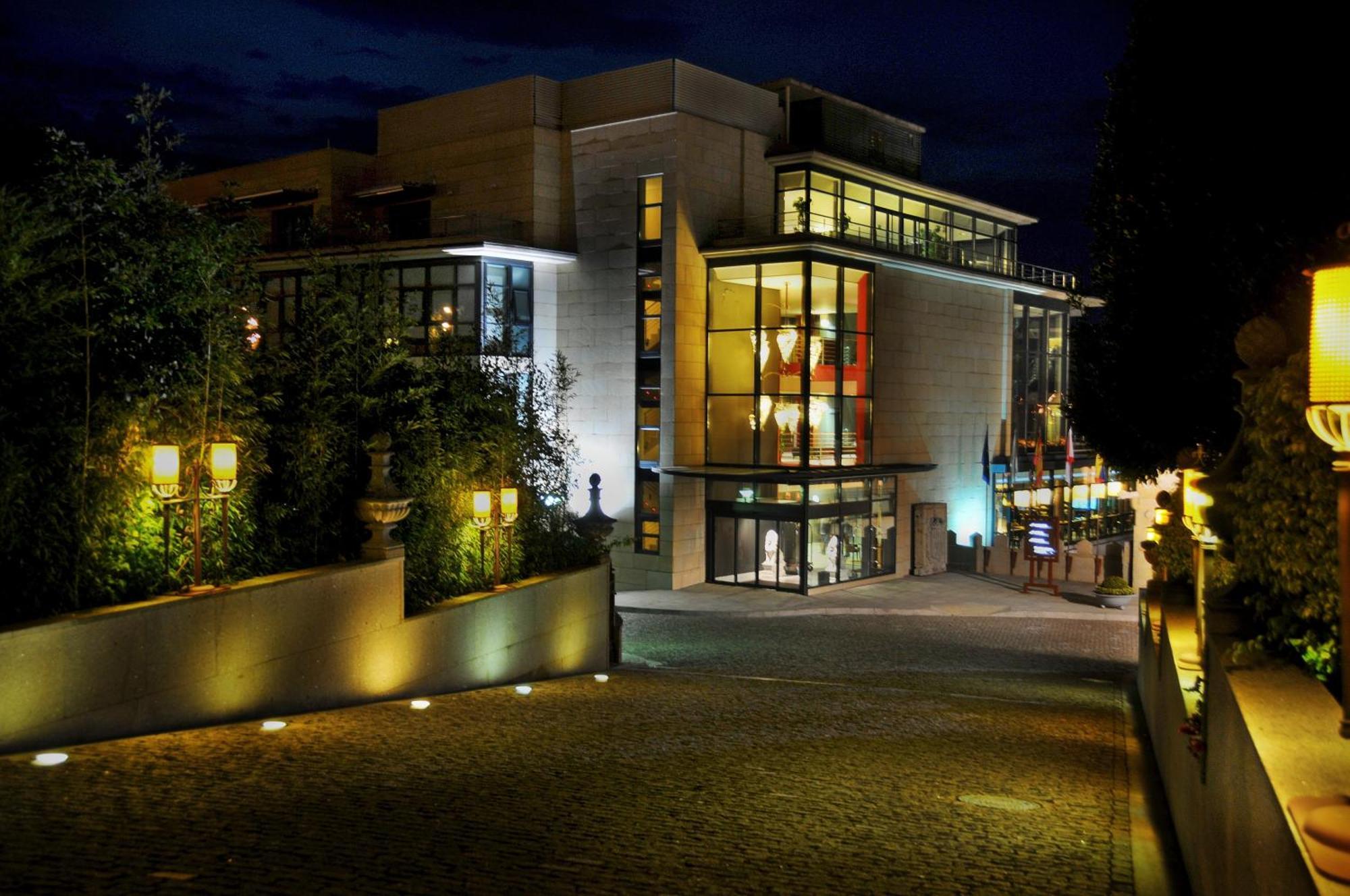 Pazo Los Escudos Hotel Spa & Resort Vigo Eksteriør billede The main entrance of the museum