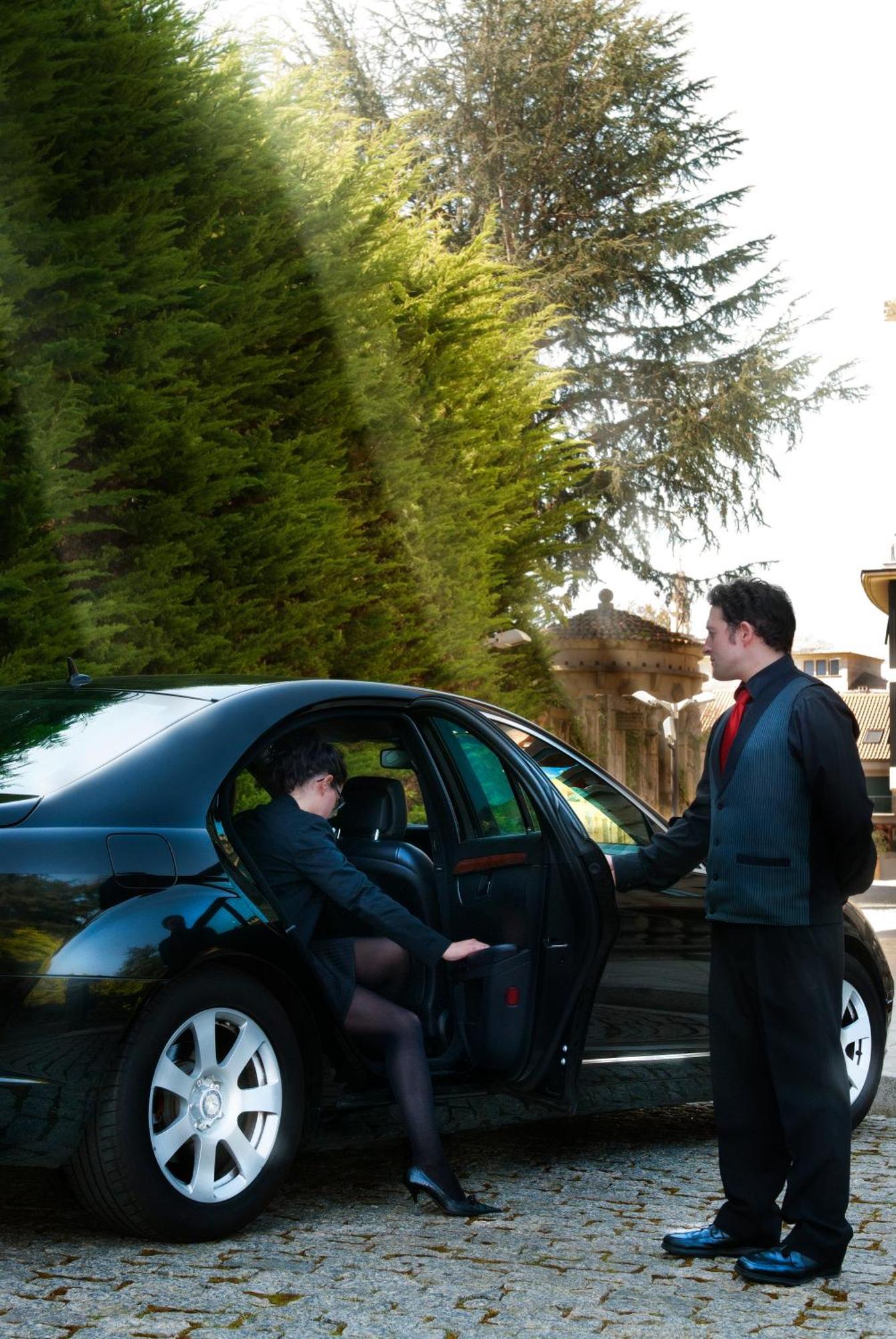 Pazo Los Escudos Hotel Spa & Resort Vigo Eksteriør billede A chauffeur opening the car door for a passenger