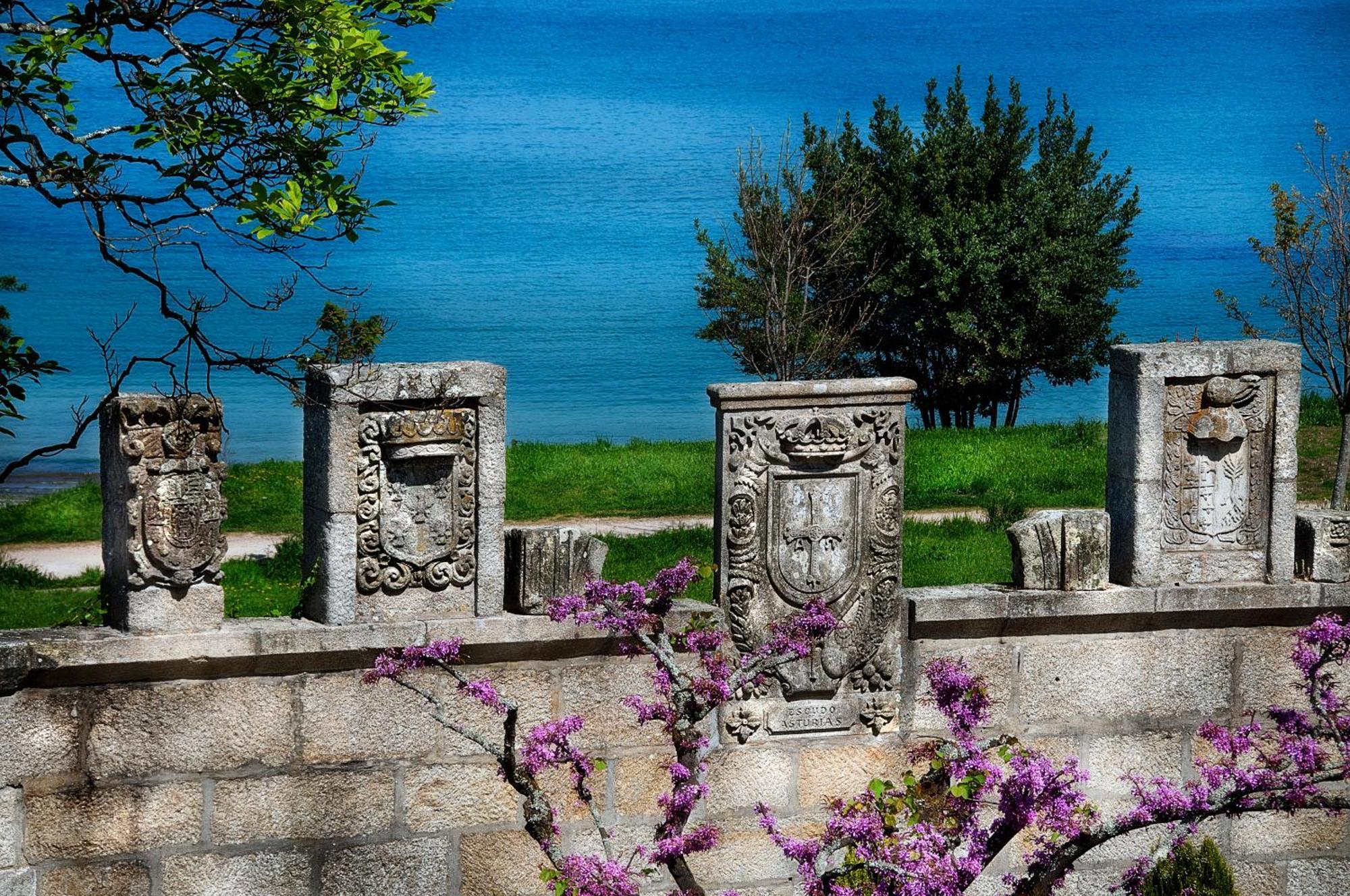 Pazo Los Escudos Hotel Spa & Resort Vigo Eksteriør billede The four columns of the temple